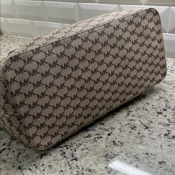 Michael Kors Studio Heritage Signature Emry Zip Top Tote NWOT - Picture 6 of 10